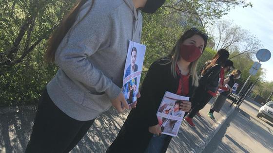 Ақтөбеде Әлібиге араша сұрап сот алдына жиналғандарды полиция алып кетті (фото) Ақтөбеде Әлібиге араша сұрап сот алдына жиналғандарды полиция алып кетті (фото)