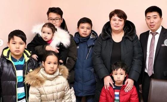Астаналық кәсіпкер қымбат көліктен бас тартып, көпбалалы отбасыға пәтер сыйлады Астаналық кәсіпкер қымбат көліктен бас тартып, көпбалалы отбасыға пәтер сыйлады