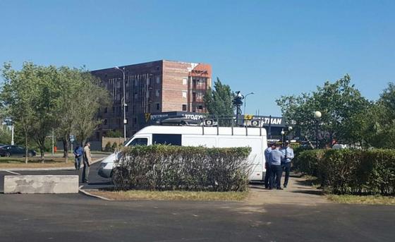 Елордалықтар бейбіт шеруге қатысып жатыр Елордалықтар бейбіт шеруге қатысып жатыр