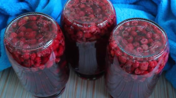 Банки с компотом перевернуты вниз крышкой Банки с компотом перевернуты вниз крышкой