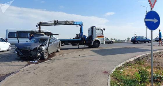 Эвакуатор увозит поврежденную Toyota Camry 40 Эвакуатор увозит поврежденную Toyota Camry 40