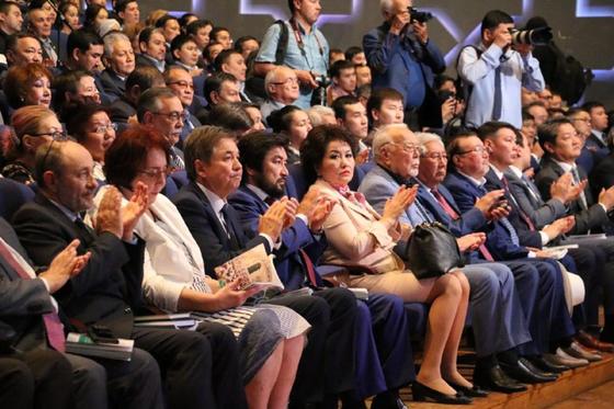 Шанель стилінде: Жаңа мәдениет министрі алғаш рет көп алдына шықты (фото) Шанель стилінде: Жаңа мәдениет министрі алғаш рет көп алдына шықты (фото)