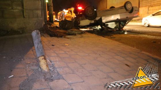 Автомобиль попал в аварию Автомобиль попал в аварию