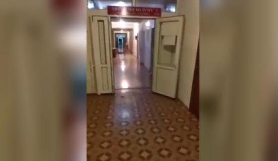 "Без врачей и медсестер": пользователи сняли пустые коридоры в больнице в Кыргызстане (видео) "Без врачей и медсестер": пользователи сняли пустые коридоры в больнице в Кыргызстане (видео)