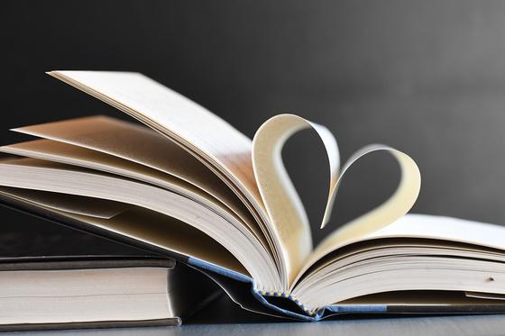 Книга с раскрытыми в виде сердца страницами Книга с раскрытыми в виде сердца страницами