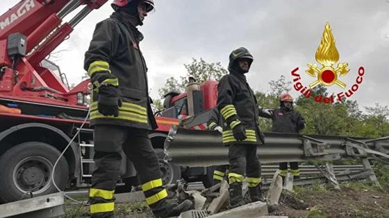 Автобус с российскими туристами перевернулся в Италии (фото, видео) Автобус с российскими туристами перевернулся в Италии (фото, видео)