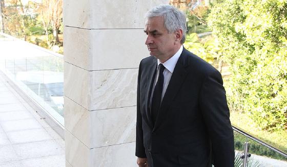 Президент Абхазии Рауль Хаджимба ушел в отставку под давлением оппозиции Президент Абхазии Рауль Хаджимба ушел в отставку под давлением оппозиции