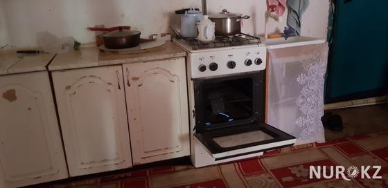 Ақтөбеде әкелері қаңғытып жіберген бес балалы отбасы құлағалы тұрған сарайда газ плитасына жылынып отыр Ақтөбеде әкелері қаңғытып жіберген бес балалы отбасы құлағалы тұрған сарайда газ плитасына жылынып отыр