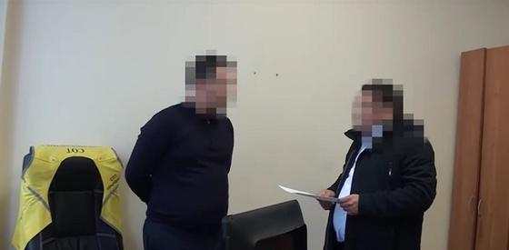 Задержание подозреваемого в коррупции чиновника показали на видео в Алматы Задержание подозреваемого в коррупции чиновника показали на видео в Алматы