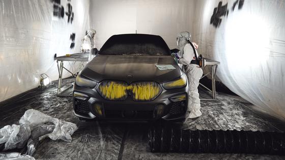 BMW представила «самый черный» автомобиль в мире BMW представила «самый черный» автомобиль в мире