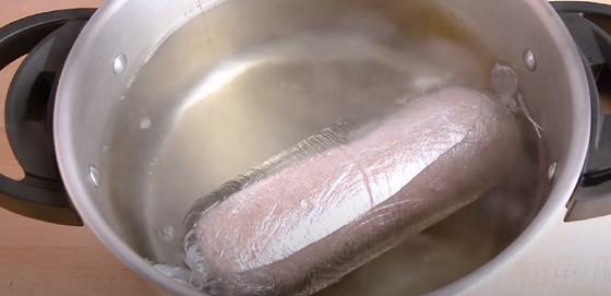 Колбаса в кастрюле с водой Колбаса в кастрюле с водой