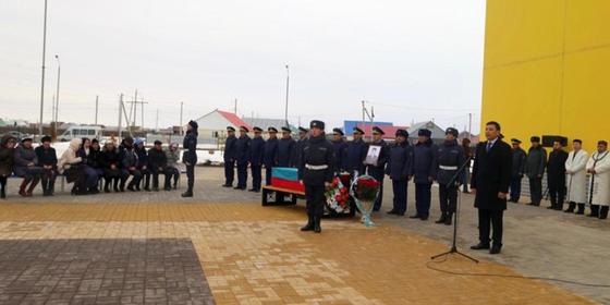 В Уральске простились с погибшим в авиакатастрофе капитаном В Уральске простились с погибшим в авиакатастрофе капитаном