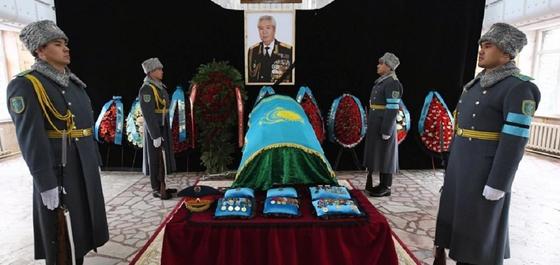 Крушение самолета в Алматы: прошли похороны генерала Кайдарова Крушение самолета в Алматы: прошли похороны генерала Кайдарова