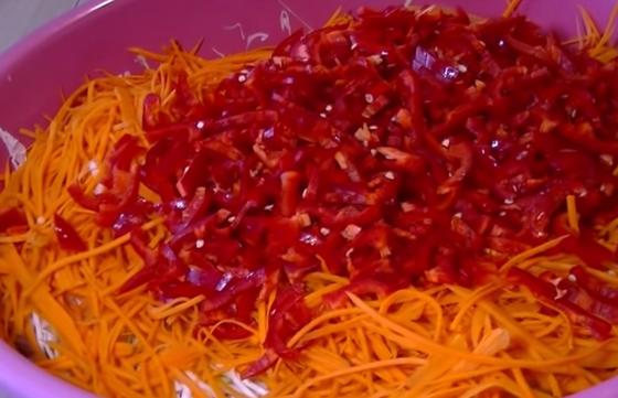 Измельченные морковь и перец Измельченные морковь и перец