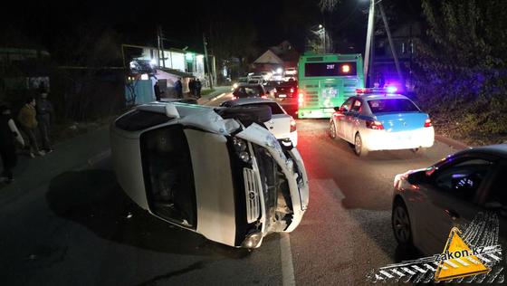 Автомобиль лежит на боку Автомобиль лежит на боку