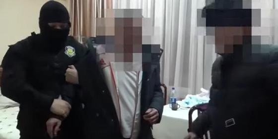 Появилось видео задержания экс-акима Алатауского района Алматы Появилось видео задержания экс-акима Алатауского района Алматы