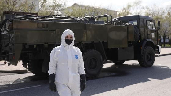 Как военнослужащие и журналисты дезинфицируют улицы Алматы Как военнослужащие и журналисты дезинфицируют улицы Алматы