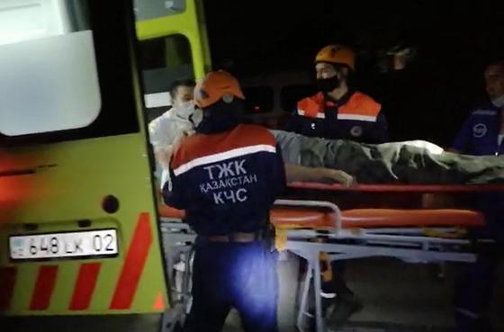 Алматинец едва не погиб, упав в выкопанную коммунальщиками траншею Алматинец едва не погиб, упав в выкопанную коммунальщиками траншею