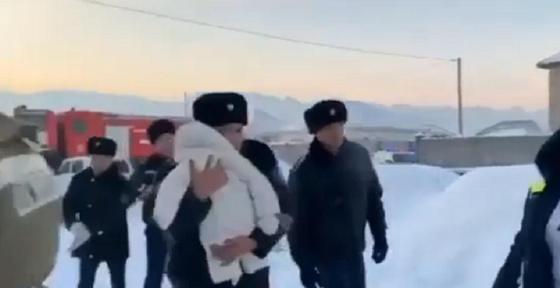 Крушение самолета в Алматы: появилось видео спасения младенца Крушение самолета в Алматы: появилось видео спасения младенца