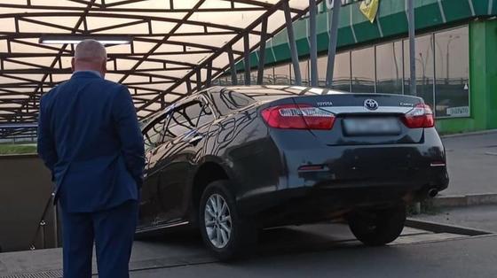 Автомобиль заехал в подземный переход Автомобиль заехал в подземный переход