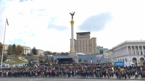 Народ против "формулы Штайнмайера": тысячи митингующих под окнами Зеленского Народ против "формулы Штайнмайера": тысячи митингующих под окнами Зеленского