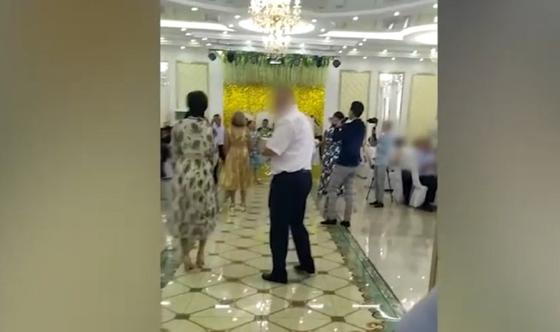Свадебный той во время карантина устроили в Уральске Свадебный той во время карантина устроили в Уральске