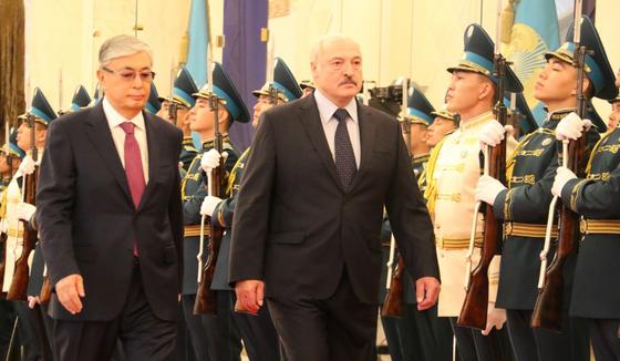 Қасым-Жомарт Тоқаев пен Александр Лукашенко. Фото: NUR.KZ Қасым-Жомарт Тоқаев пен Александр Лукашенко. Фото: NUR.KZ
