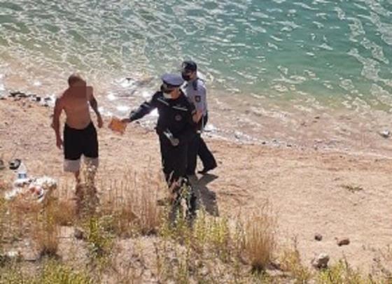 Безумный прыжок мужчины в карьер сняли на камеру в Карагандинской области Безумный прыжок мужчины в карьер сняли на камеру в Карагандинской области