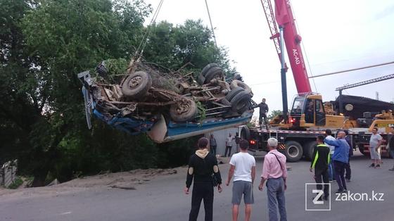 Автомобиль достали из кювета Автомобиль достали из кювета