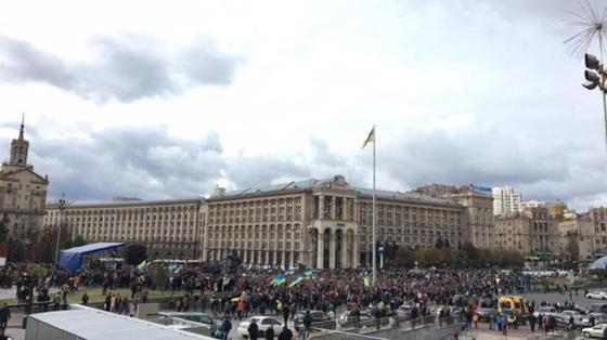 Народ против "формулы Штайнмайера": тысячи митингующих под окнами Зеленского Народ против "формулы Штайнмайера": тысячи митингующих под окнами Зеленского