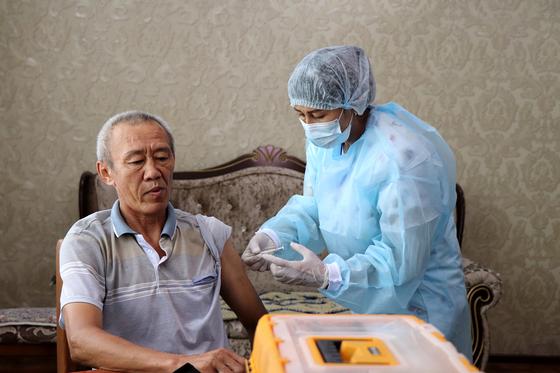 Мужчине делают вакцину Мужчине делают вакцину