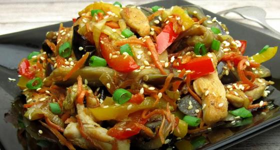 Салат с баклажанами и курицей на тарелке Салат с баклажанами и курицей на тарелке
