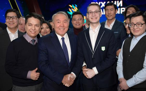 Назарбаев встретился с участниками второго проекта «100 новых лиц Казахстана» Назарбаев встретился с участниками второго проекта «100 новых лиц Казахстана»
