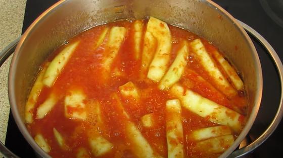 Кастрюля с кабачками в томатном соусе Кастрюля с кабачками в томатном соусе