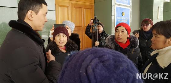 "Мүгедек ұлымды байлап бағамын": Ақтөбеде көпбалалы аналар әкімдікке келді (фото) "Мүгедек ұлымды байлап бағамын": Ақтөбеде көпбалалы аналар әкімдікке келді (фото)
