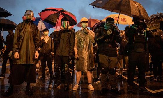 Десятки тысяч человек в Гонконге вышли на акции против запрета на ношение масок Десятки тысяч человек в Гонконге вышли на акции против запрета на ношение масок