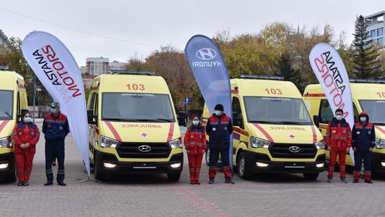 Автомобиль скорой помощи и бригада медиков Автомобиль скорой помощи и бригада медиков