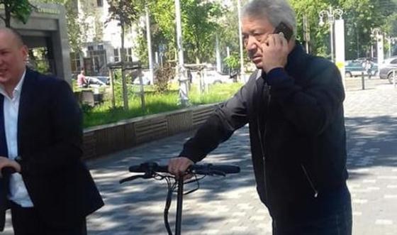 Алматыда аудан әкімі самокатпен жүреді (фото) Алматыда аудан әкімі самокатпен жүреді (фото)