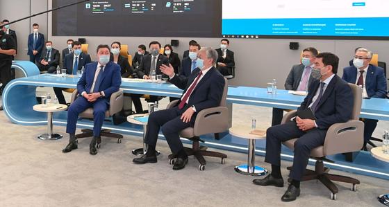 Токаев и Мамин в Офисе цифрового правительства Токаев и Мамин в Офисе цифрового правительства