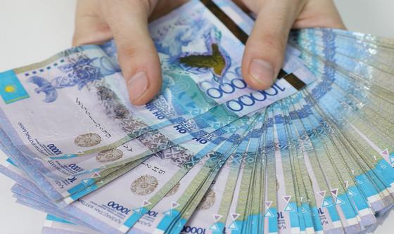Мужчина держит в руках пачку денег Мужчина держит в руках пачку денег