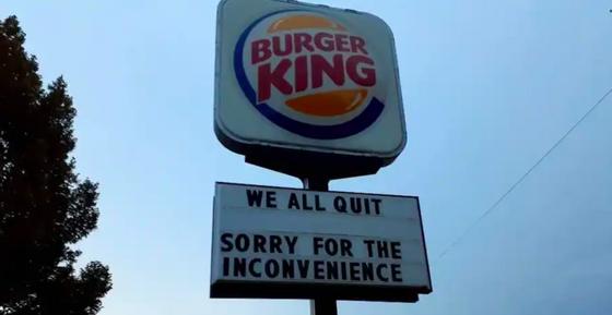 Вывеска Burger King, на которой бывшие сотрудники написали "Мы все уволились" Вывеска Burger King, на которой бывшие сотрудники написали "Мы все уволились"