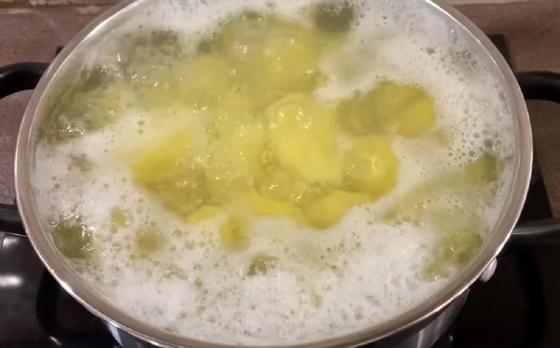 Картофель бланшируется в кастрюле Картофель бланшируется в кастрюле