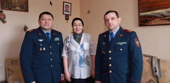 Полицейские Нур-Султана навестили мам, погибших при исполнении сотрудников (фото) Полицейские Нур-Султана навестили мам, погибших при исполнении сотрудников (фото)