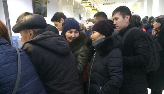 Регистрация телефонов: алматинцы пожаловались на очереди в офисе провайдера Регистрация телефонов: алматинцы пожаловались на очереди в офисе провайдера