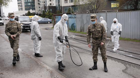 Как военнослужащие и журналисты дезинфицируют улицы Алматы Как военнослужащие и журналисты дезинфицируют улицы Алматы