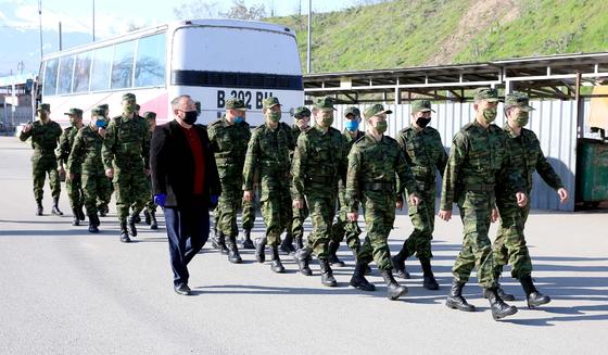 Изолированный ЖК "Асыл Арман" под Алматы будут охранять спецпризывники (фото) Изолированный ЖК "Асыл Арман" под Алматы будут охранять спецпризывники (фото)