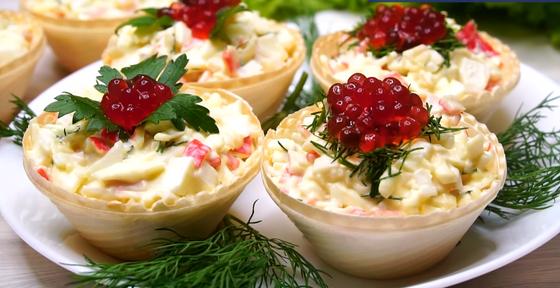 Тарталетки с начинкой из морепродуктов и икрой Тарталетки с начинкой из морепродуктов и икрой