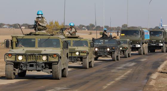 Колонна военной техники едет по дороге Колонна военной техники едет по дороге