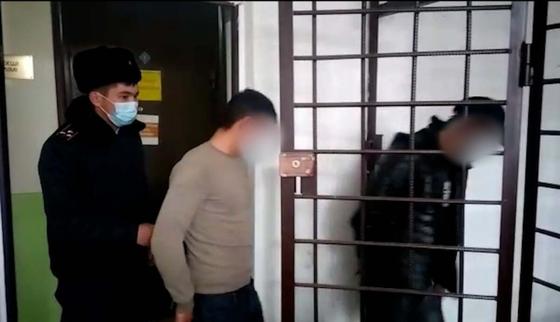 Задержанных ведут в камеру Задержанных ведут в камеру