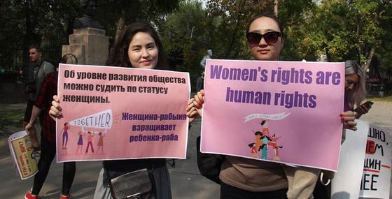«Все сексисты пусть убьются, феминистки не сдаются»: О чем говорили девушки на митинге «Все сексисты пусть убьются, феминистки не сдаются»: О чем говорили девушки на митинге